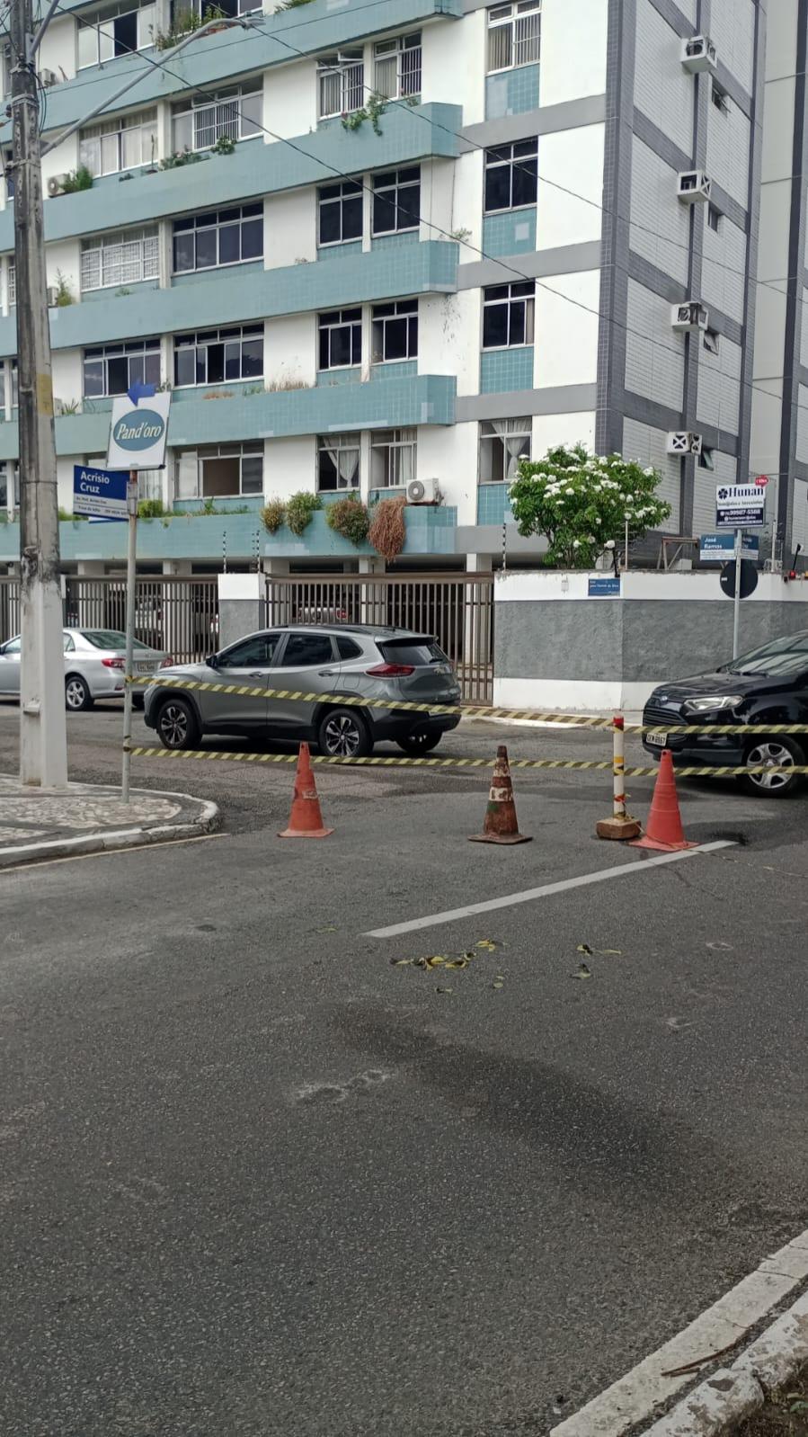 SMTT bloqueia trecho na Acrísio Cruz devido à rompimento de tubulação da DESO - SMTT Aracaju